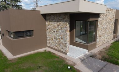 VENDE CASA ESQUINA A ESTRENAR en Barrio Privado IRIGOYEN, Maipú, Mza.