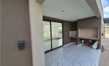 VENDE CASA ESQUINA A ESTRENAR en Barrio Privado IRIGOYEN, Maipú, Mza.