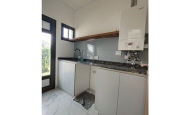 VENDE CASA ESQUINA A ESTRENAR en Barrio Privado IRIGOYEN, Maipú, Mza.