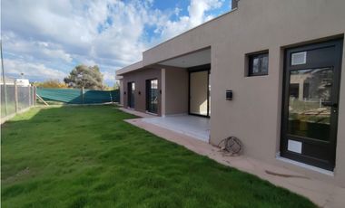 VENDE CASA ESQUINA A ESTRENAR en Barrio Privado IRIGOYEN, Maipú, Mza.