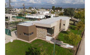 VENDE CASA ESQUINA A ESTRENAR en Barrio Privado IRIGOYEN, Maipú, Mza.