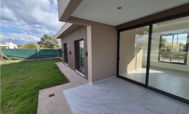 VENDE CASA ESQUINA A ESTRENAR en Barrio Privado IRIGOYEN, Maipú, Mza.