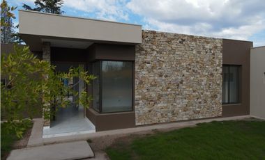 VENDE CASA ESQUINA A ESTRENAR en Barrio Privado IRIGOYEN, Maipú, Mza.