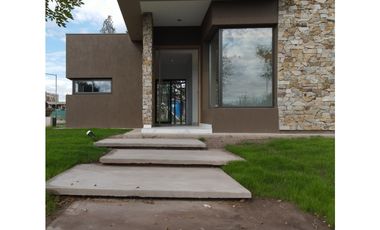 VENDE CASA ESQUINA A ESTRENAR en Barrio Privado IRIGOYEN, Maipú, Mza.