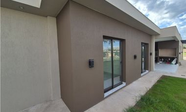 VENDE CASA ESQUINA A ESTRENAR en Barrio Privado IRIGOYEN, Maipú, Mza.
