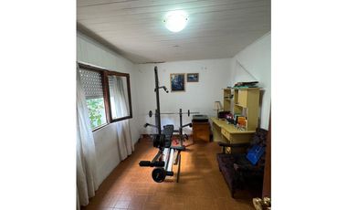 CHALET DE 6 AMBIENTES CON QUINCHO - BARRIO LOS PINARES