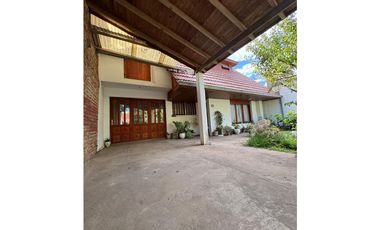 CHALET DE 6 AMBIENTES CON QUINCHO - BARRIO LOS PINARES