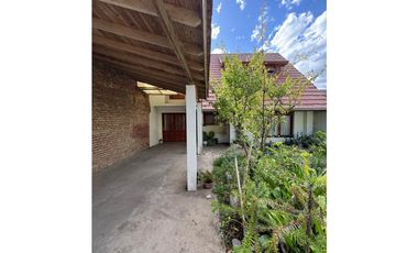 CHALET DE 6 AMBIENTES CON QUINCHO - BARRIO LOS PINARES