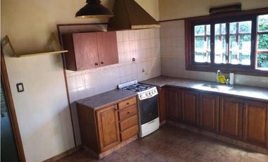 CHALET DE 3 AMBIENTES CON GARAGE - BARRIO CAISAMAR