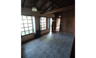 CHALET DE 3 AMBIENTES CON GARAGE - BARRIO CAISAMAR