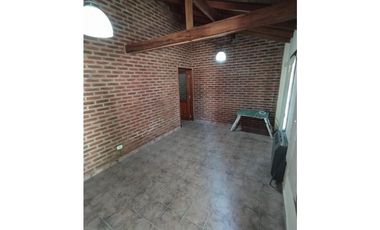 CHALET DE 3 AMBIENTES CON GARAGE - BARRIO CAISAMAR