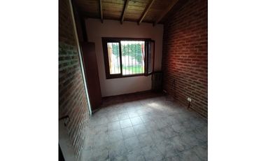 CHALET DE 3 AMBIENTES CON GARAGE - BARRIO CAISAMAR