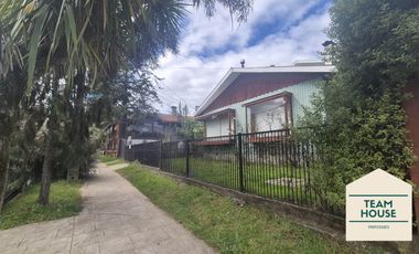 Isla Teja, Casa los Alerces / Destino Comercial