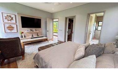 LUJOSA CASA DE CAMPO EN PARCELACION CON PESEBRERAS/ PORCE