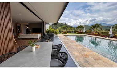 LUJOSA CASA DE CAMPO EN PARCELACION CON PESEBRERAS/ PORCE