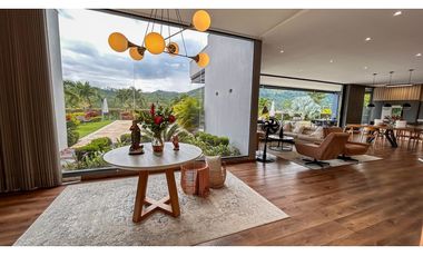 LUJOSA CASA DE CAMPO EN PARCELACION CON PESEBRERAS/ PORCE