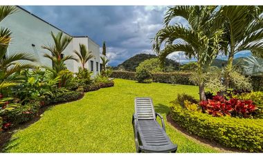 LUJOSA CASA DE CAMPO EN PARCELACION CON PESEBRERAS/ PORCE