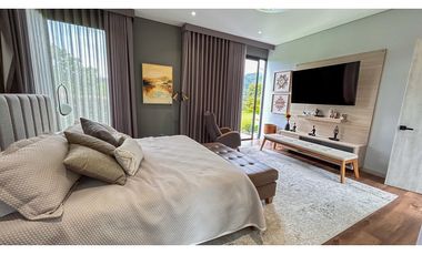 LUJOSA CASA DE CAMPO EN PARCELACION CON PESEBRERAS/ PORCE