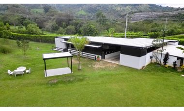 LUJOSA CASA DE CAMPO EN PARCELACION CON PESEBRERAS/ PORCE