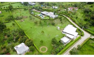 LUJOSA CASA DE CAMPO EN PARCELACION CON PESEBRERAS/ PORCE