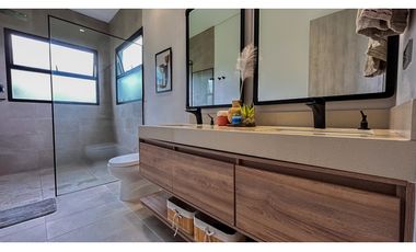 LUJOSA CASA DE CAMPO EN PARCELACION CON PESEBRERAS/ PORCE