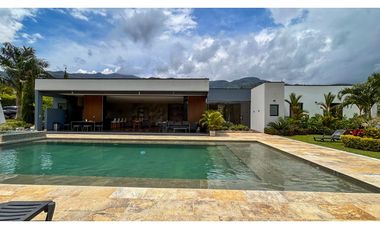 LUJOSA CASA DE CAMPO EN PARCELACION CON PESEBRERAS/ PORCE