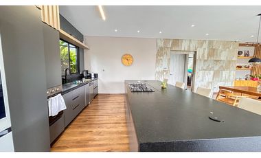 LUJOSA CASA DE CAMPO EN PARCELACION CON PESEBRERAS/ PORCE