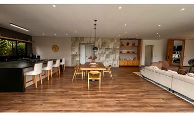 LUJOSA CASA DE CAMPO EN PARCELACION CON PESEBRERAS/ PORCE