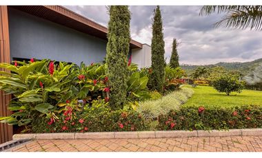 LUJOSA CASA DE CAMPO EN PARCELACION CON PESEBRERAS/ PORCE