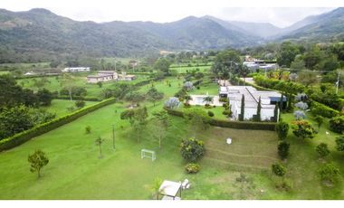 LUJOSA CASA DE CAMPO EN PARCELACION CON PESEBRERAS/ PORCE
