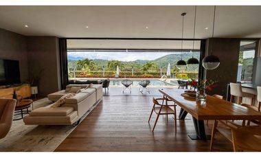 LUJOSA CASA DE CAMPO EN PARCELACION CON PESEBRERAS/ PORCE