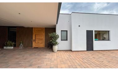 LUJOSA CASA DE CAMPO EN PARCELACION CON PESEBRERAS/ PORCE