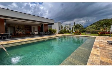 LUJOSA CASA DE CAMPO EN PARCELACION CON PESEBRERAS/ PORCE