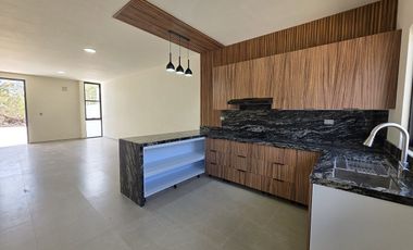 CASA EN VENTA UNA PLANTA EN PRIVADA TAGORA, CONKAL