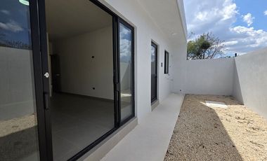 CASA EN VENTA UNA PLANTA EN PRIVADA TAGORA, CONKAL