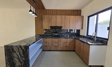 CASA EN VENTA UNA PLANTA EN PRIVADA TAGORA, CONKAL