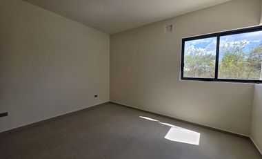 CASA EN VENTA UNA PLANTA EN PRIVADA TAGORA, CONKAL