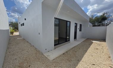 CASA EN VENTA UNA PLANTA EN PRIVADA TAGORA, CONKAL