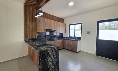 CASA EN VENTA UNA PLANTA EN PRIVADA TAGORA, CONKAL