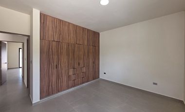 CASA EN VENTA UNA PLANTA EN PRIVADA TAGORA, CONKAL
