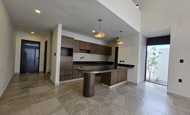 CASA en Venta en Lomas de la Rioja con Recámara en planta baja y roof garden