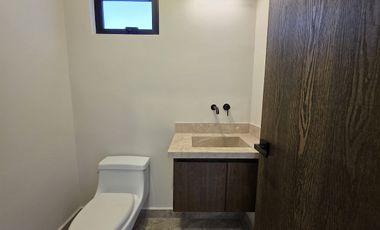 CASA en Venta en Lomas de la Rioja con Recámara en planta baja y roof garden