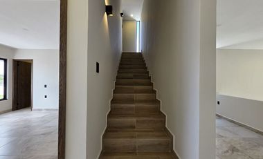 CASA en Venta en Lomas de la Rioja con Recámara en planta baja y roof garden