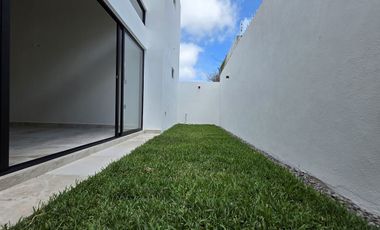 CASA en Venta en Lomas de la Rioja con Recámara en planta baja y roof garden