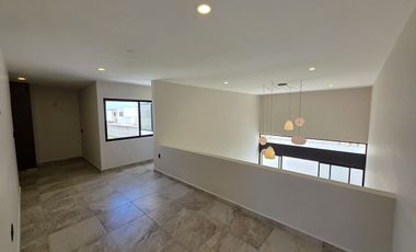 CASA en Venta en Lomas de la Rioja con Recámara en planta baja y roof garden