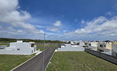 CASA en Venta en Lomas de la Rioja con Recámara en planta baja y roof garden