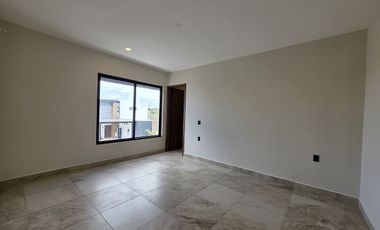 CASA en Venta en Lomas de la Rioja con Recámara en planta baja y roof garden