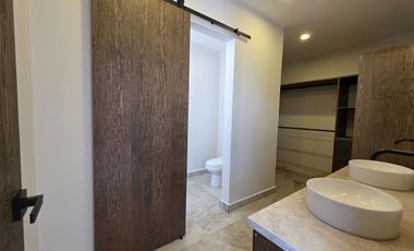 CASA en Venta en Lomas de la Rioja con Recámara en planta baja y roof garden