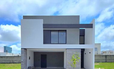 CASA en Venta en Lomas de la Rioja con Recámara en planta baja y roof garden