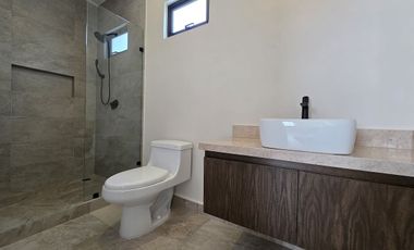 CASA en Venta en Lomas de la Rioja con Recámara en planta baja y roof garden